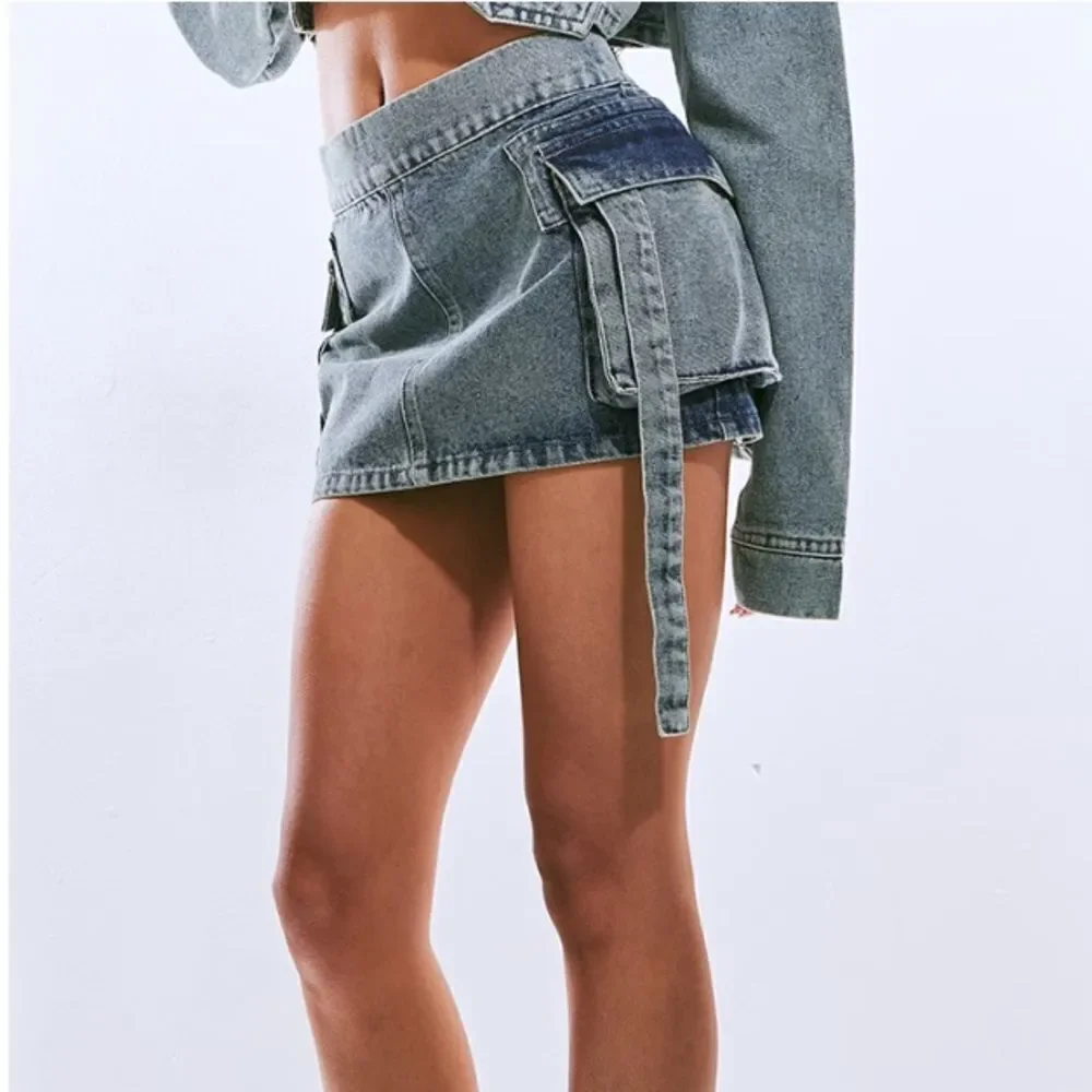 PRETTY LITTLE THING - VINTAGE WASH CARGO POCKET DENIM MINI SKIRT
